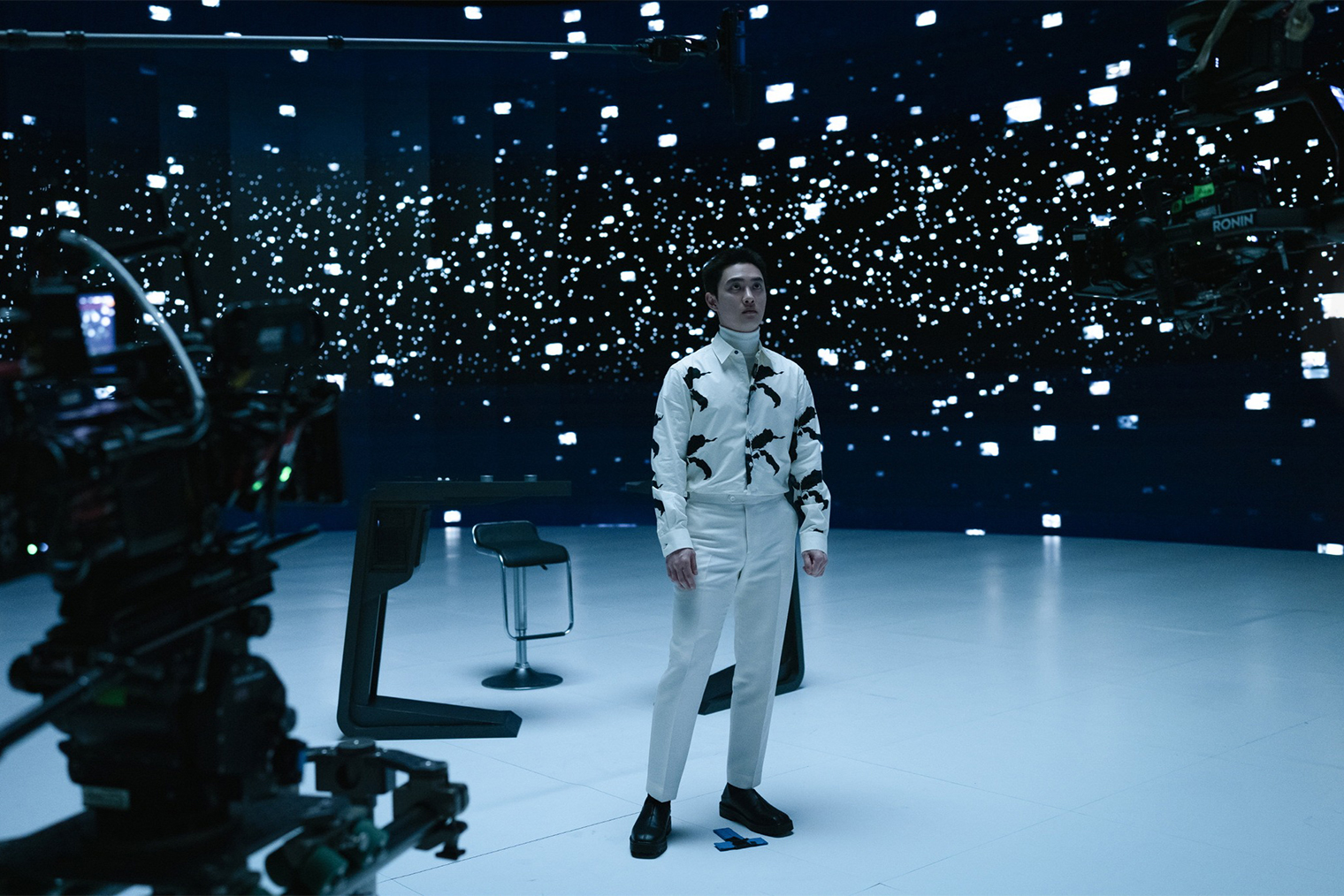 Ё-хан «лепит» свои подставные преступления. Для него это такое же искусство, как и создание скульптур. Только материалом служат жизни и судьбы реальных людей. Кадр: Disney+