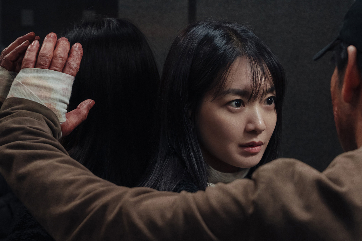Сериал по вебтуну Чхве Хи-сона Akyeon — это и криминальная история, и рассуждение о карме, вине и моральном выборе. Кадр: Netflix