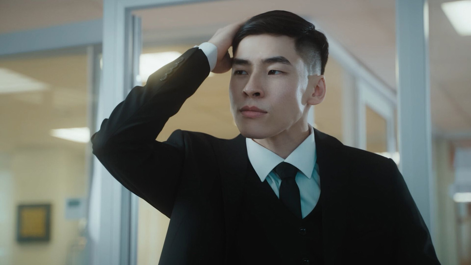 Главного героя сыграл известный якутский певец Эрхаан Попов. До «Айдола» у него была лишь второстепенная роль в драме «Улыбнись» 2012 года. Кадр: «Сахафильм»