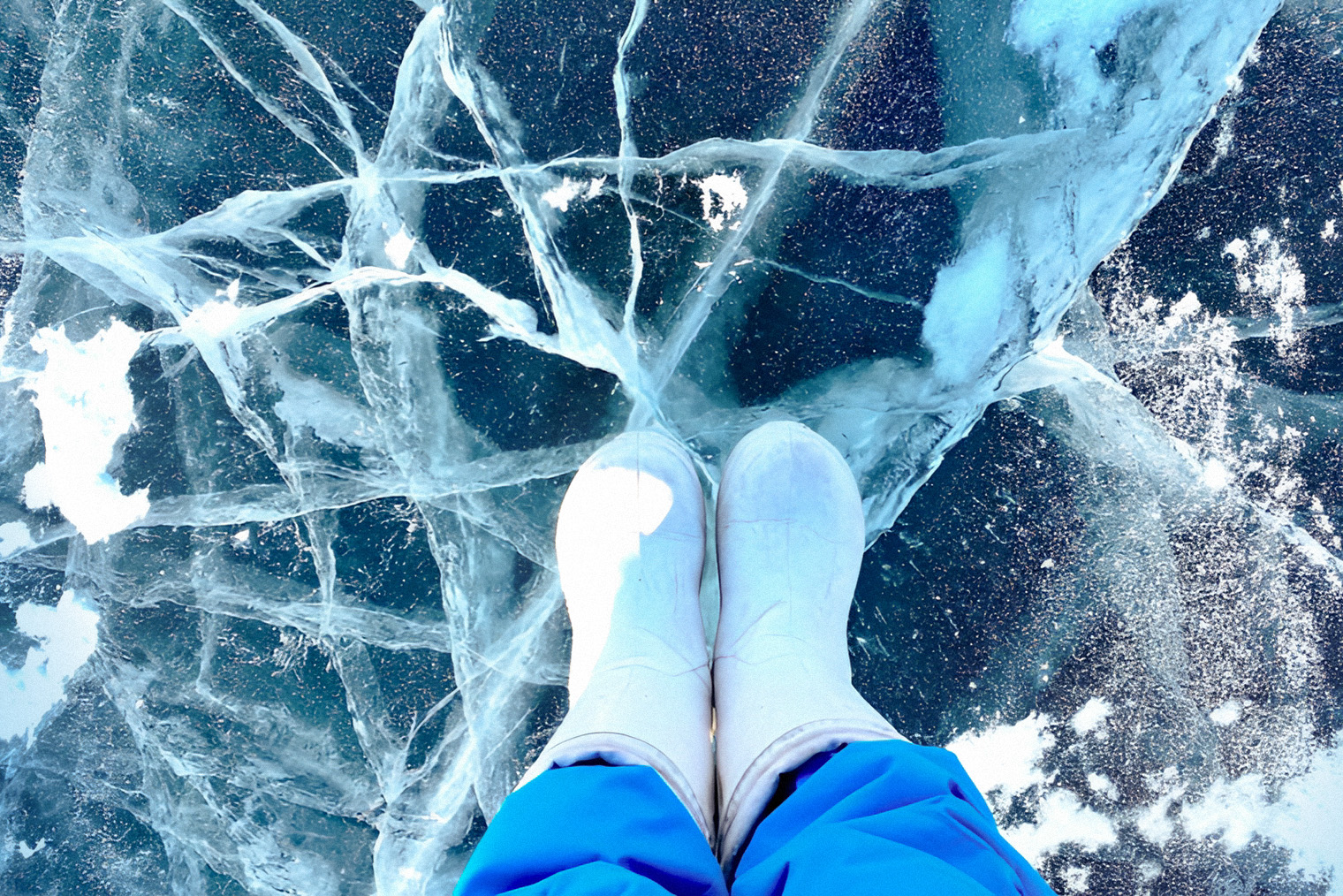 По словам Алины, стоять на льду Байкала страшно: он прозрачный, а дна озера не видно. Фотография: Алина Малахова
