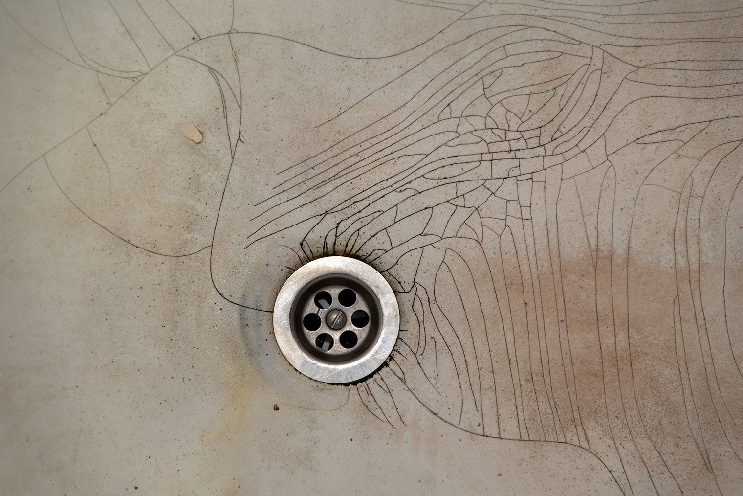 Так может потрескаться санфаянс через 10 лет. © Pavel Vatsura / Shutterstock / FOTODOM