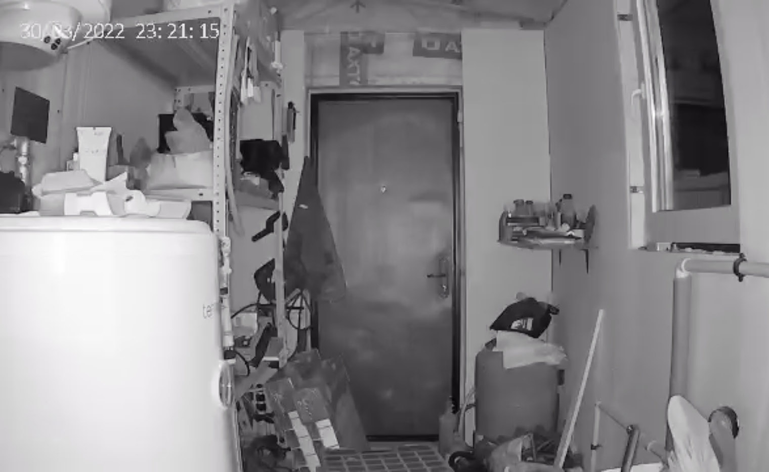 На этом кадре с камеры видеонаблюдения хорошо заметно, что изнутри дверное полотно покоробилось