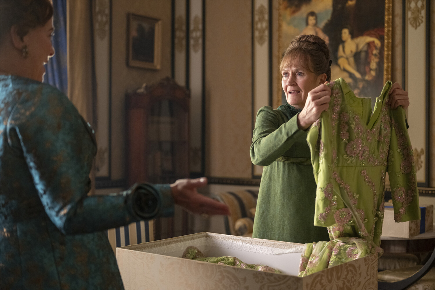 Многие аристократы не понимают положения и нужд своей прислуги. Экономка миссис Варли просит миссис Фезерингтон поднять жалованье. Но вместо этого хозяйка дарит ей бесполезный подарок — коробку своих старых платьев