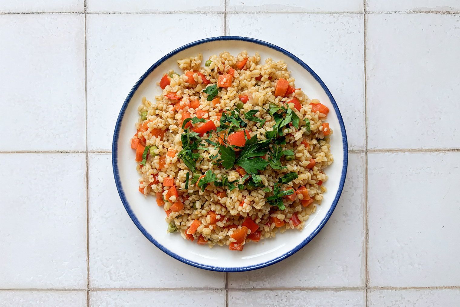 Шаг 5. Готовый булгур с овощами перемешайте, посыпьте зеленью и подавайте