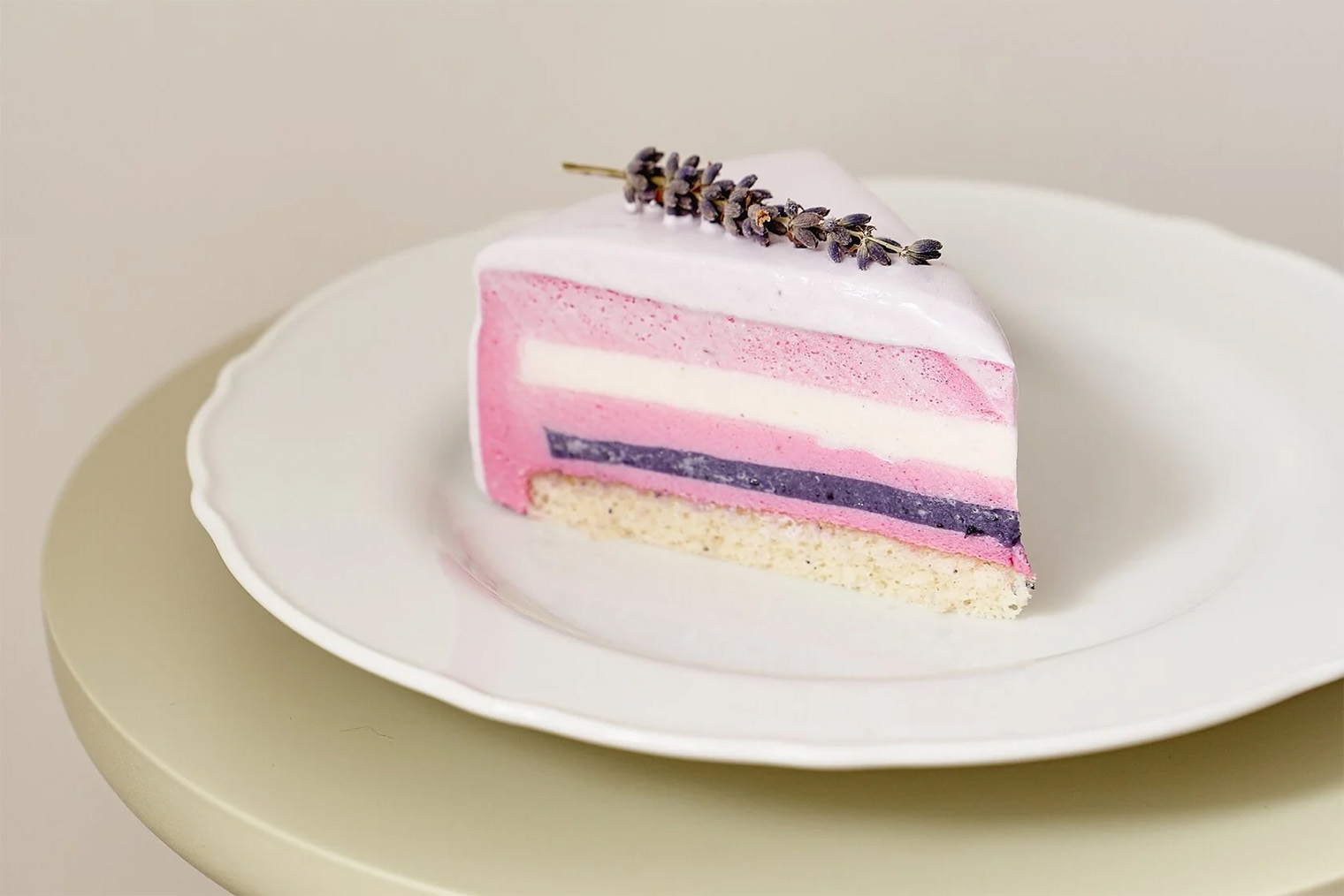 Кроме десертов, в «Коржове» есть завтраки, сэндвичи, салаты, супы. Источник: korjov.com