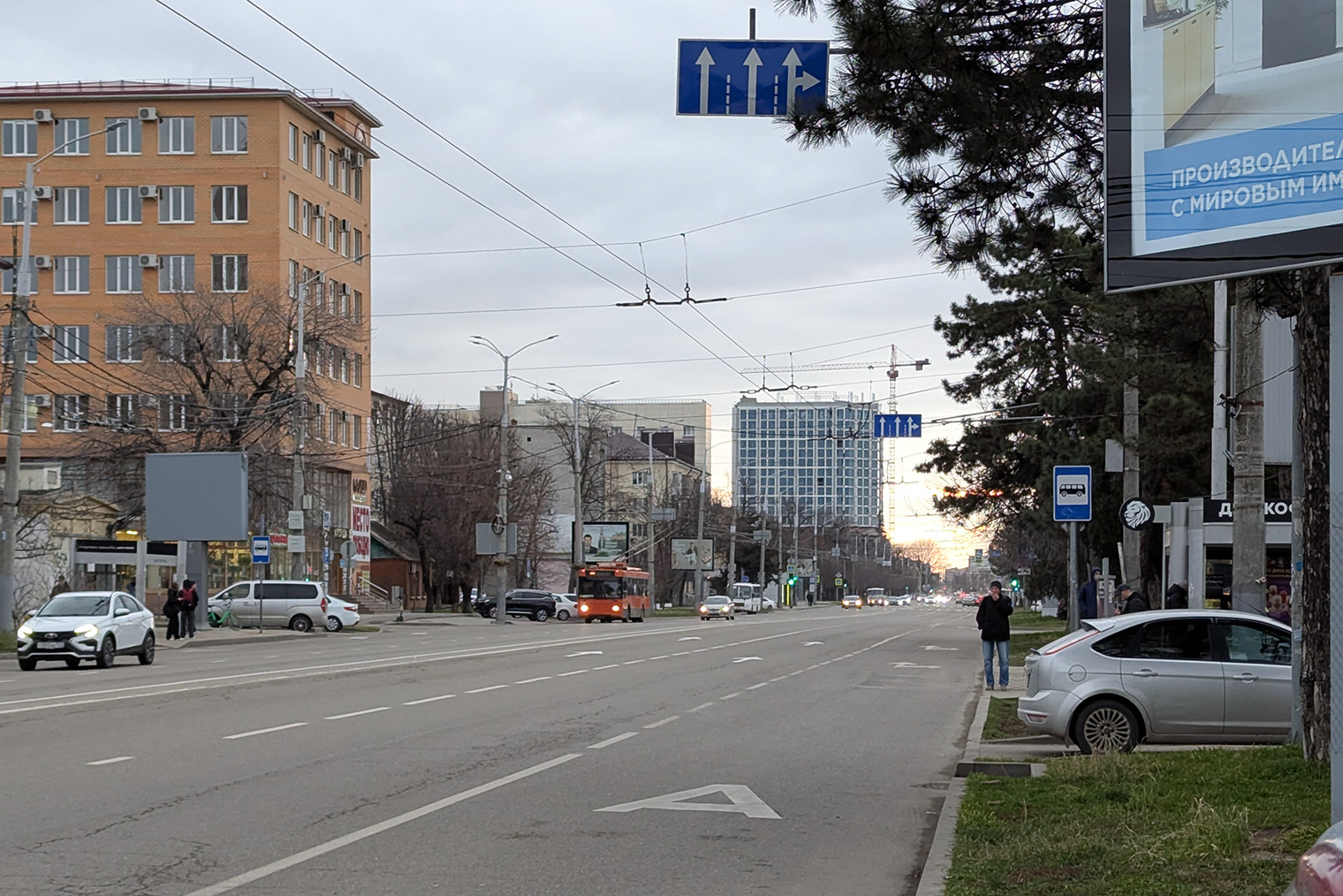 На следующем перекрестке повернуть справа нужно с полосы для ОТ — так предписывает знак, и это допускает прерывистая разметка