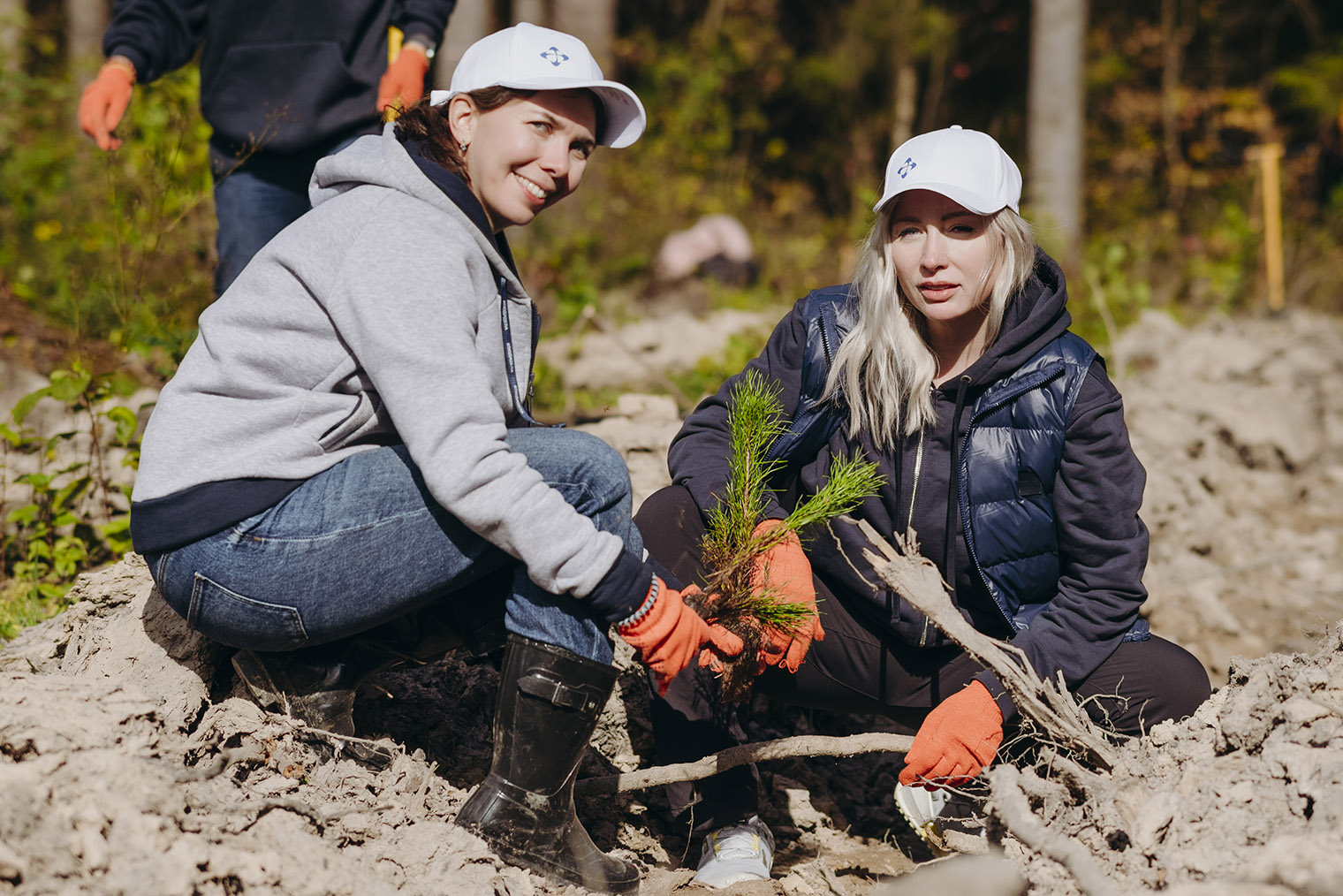 Мы с сотрудниками несколько раз в год приезжаем в эти дома и собираем в мешки листву, пропалываем грядки, высаживаем растения. © Архив ГК «Дело»