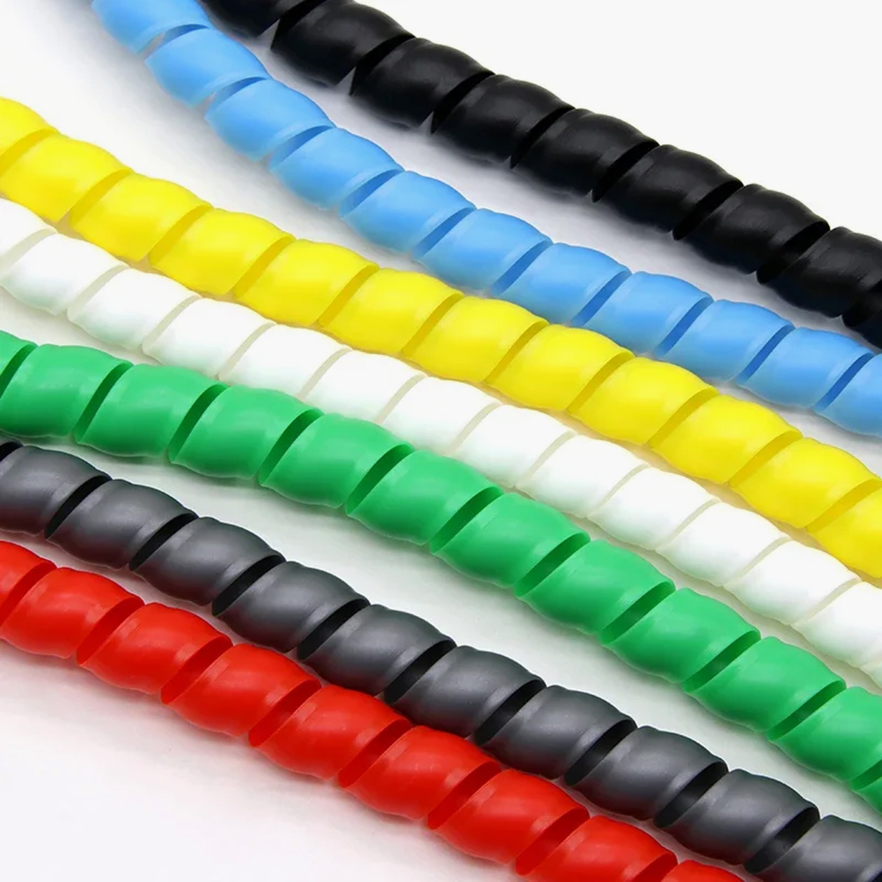 Разноцветная оплетка поможет не запутаться, какой кабель идет к вентиляторам, а какой — к кнопке включения корпуса. Источник: aliexpress.ru