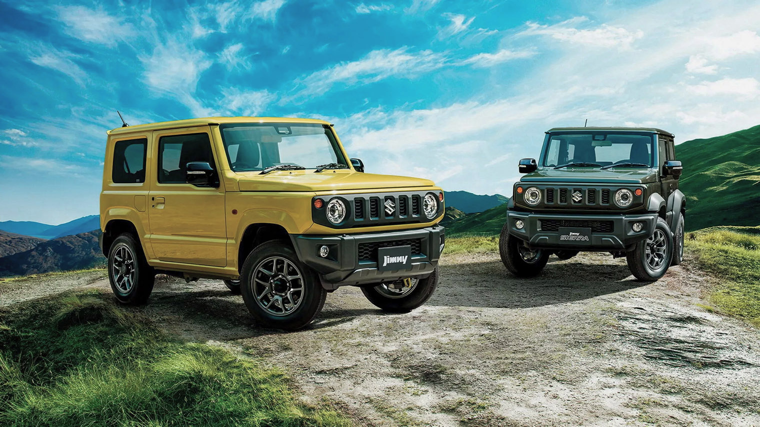 Слева — обычный Suzuki Jimny, который на внутреннем рынке считают кей-каром. Справа — Jimny Sierra с расширенной колеей и мотором большего объема — в льготный класс он уже не попадает. © carscoops.com