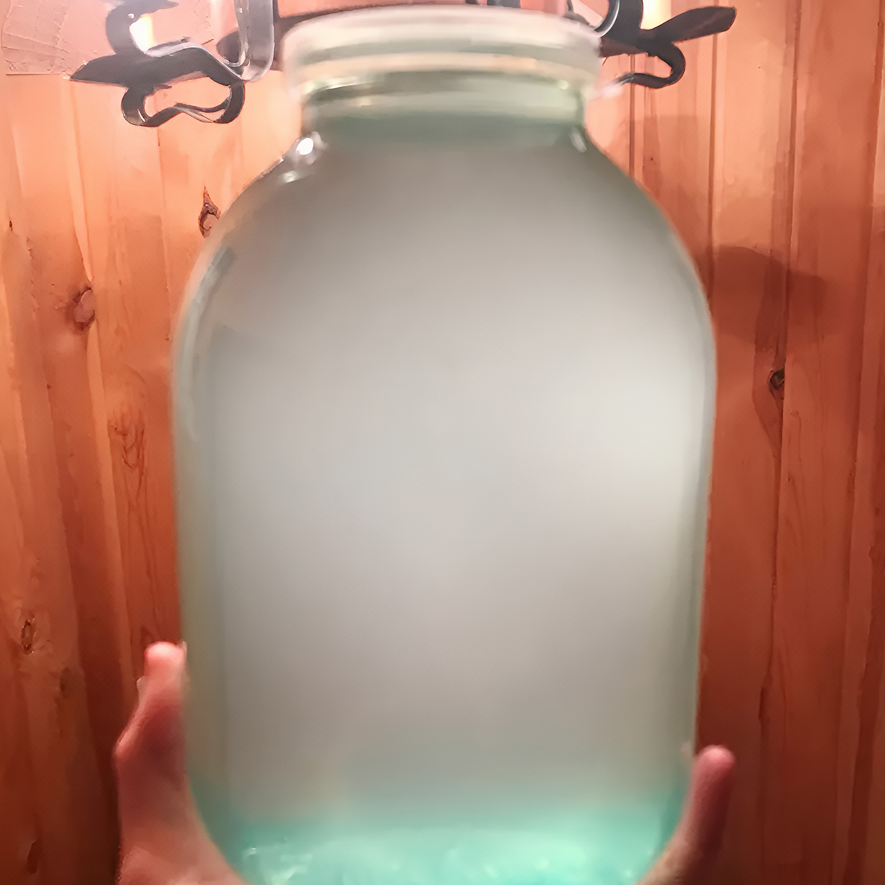 После добавления воды напиток помутнеет — это нормально