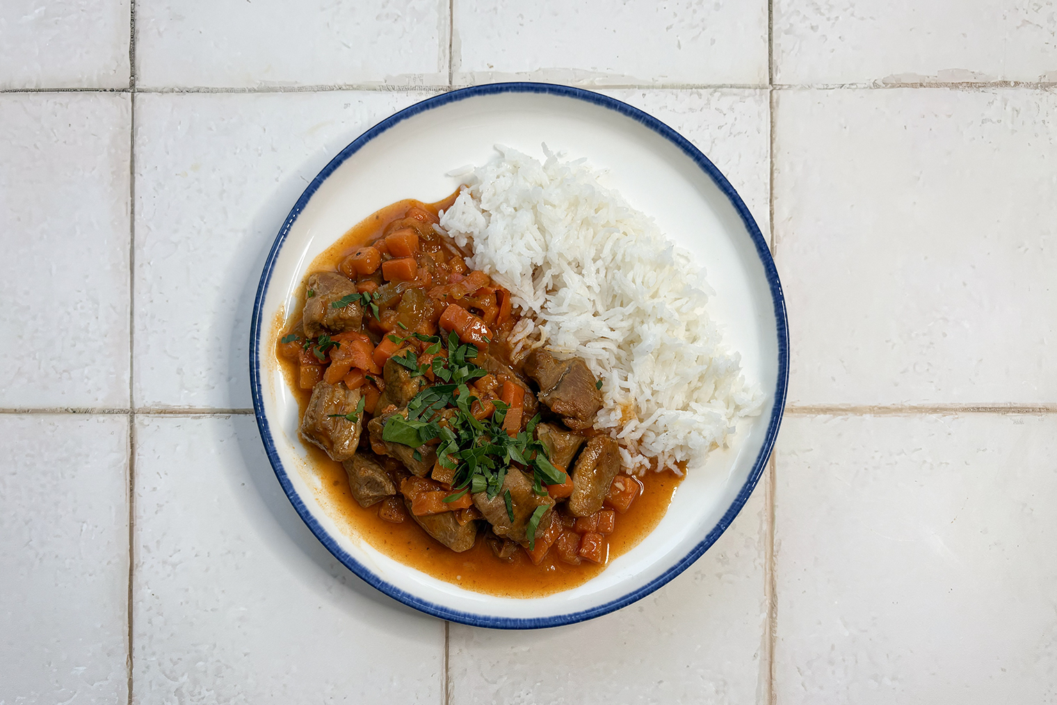 Готовый гуляш из индейки хорошо сочетается с рисом