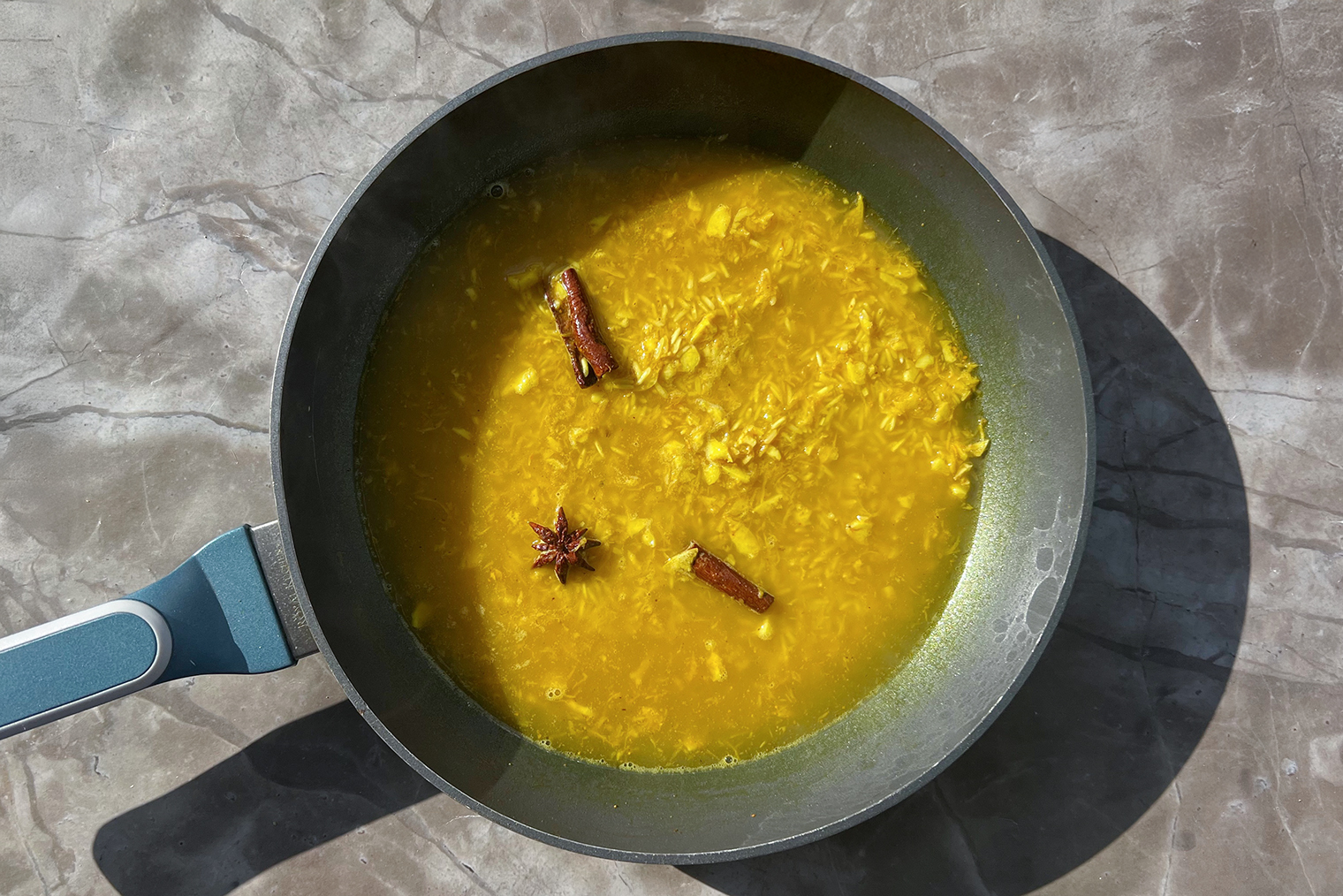 Следите за количеством воды в сковороде: кипяток должен едва покрывать рис