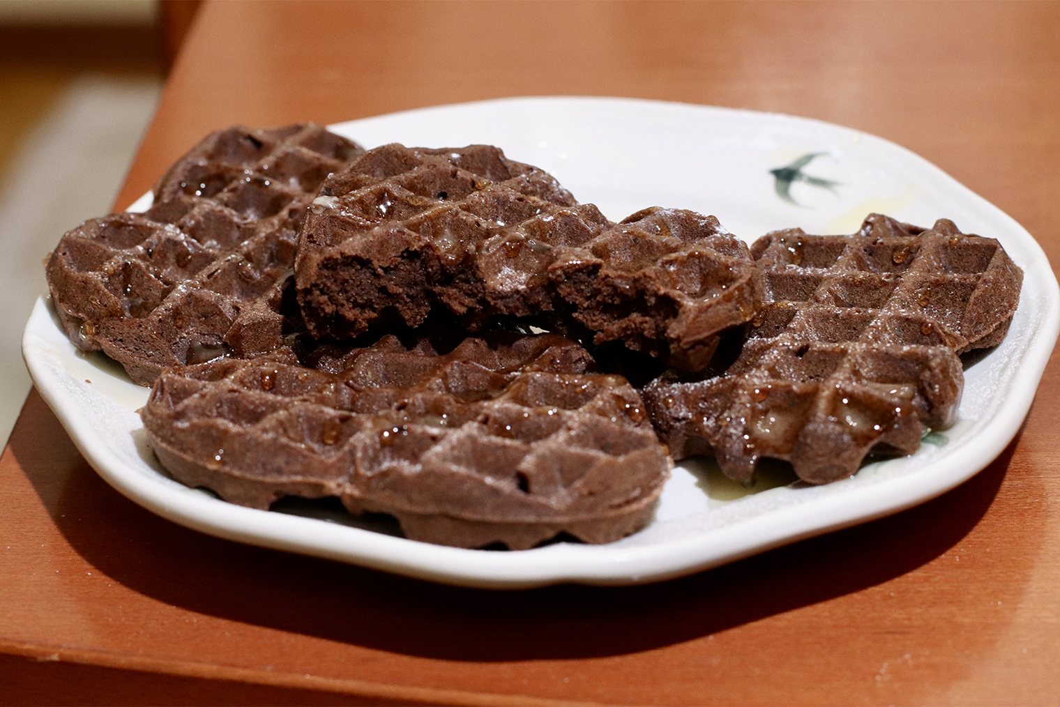 Шаг 5. Готовые вафли посыпьте сахарной пудрой и подавайте просто так или с топингами