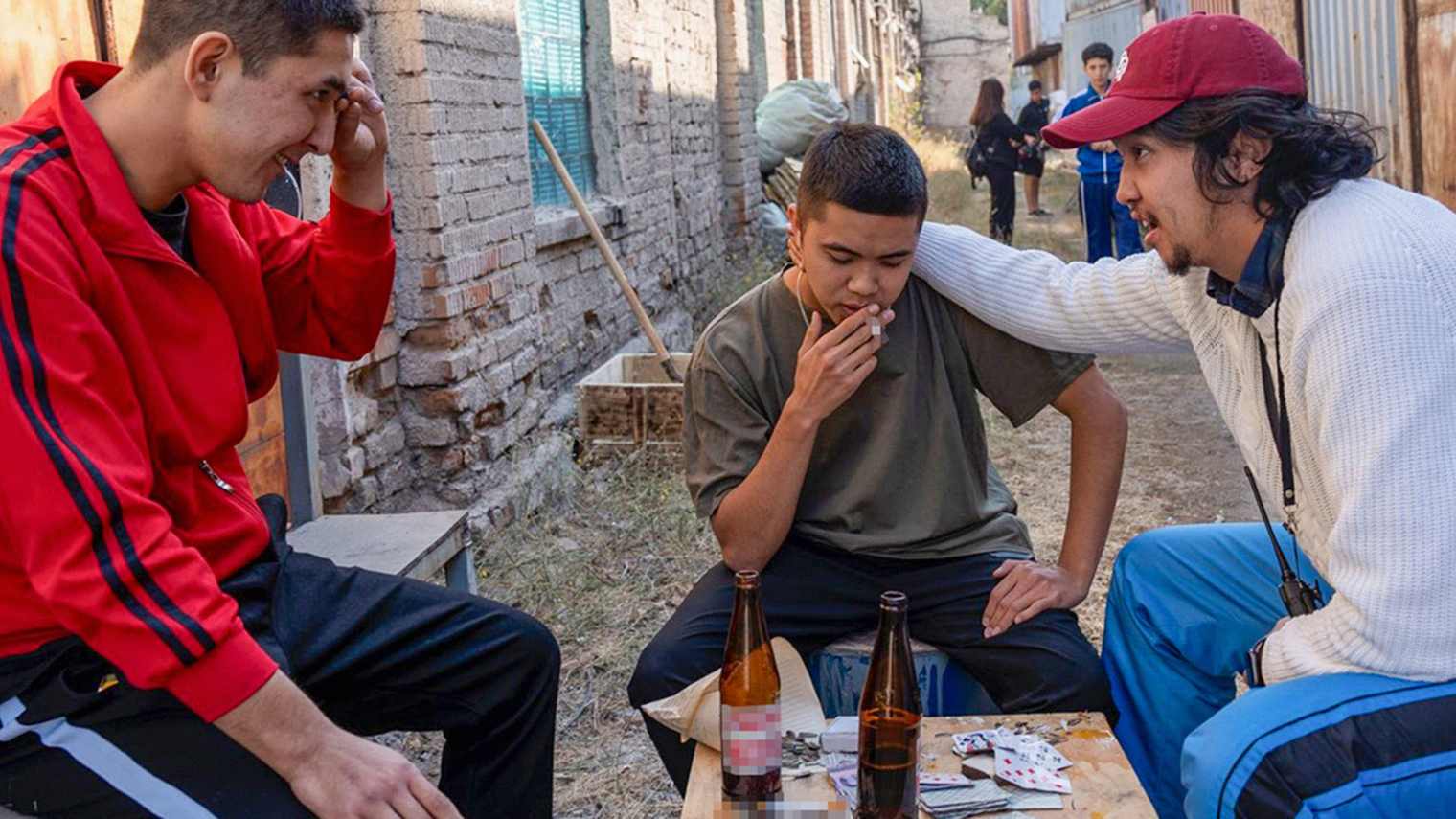 Даже порядки у бишкекских преступников немного другие, нежели у бандитов из российских сериалов. Так что в этот мир интересно погружаться: он работает по своим правилам, которые мы постепенно изучаем