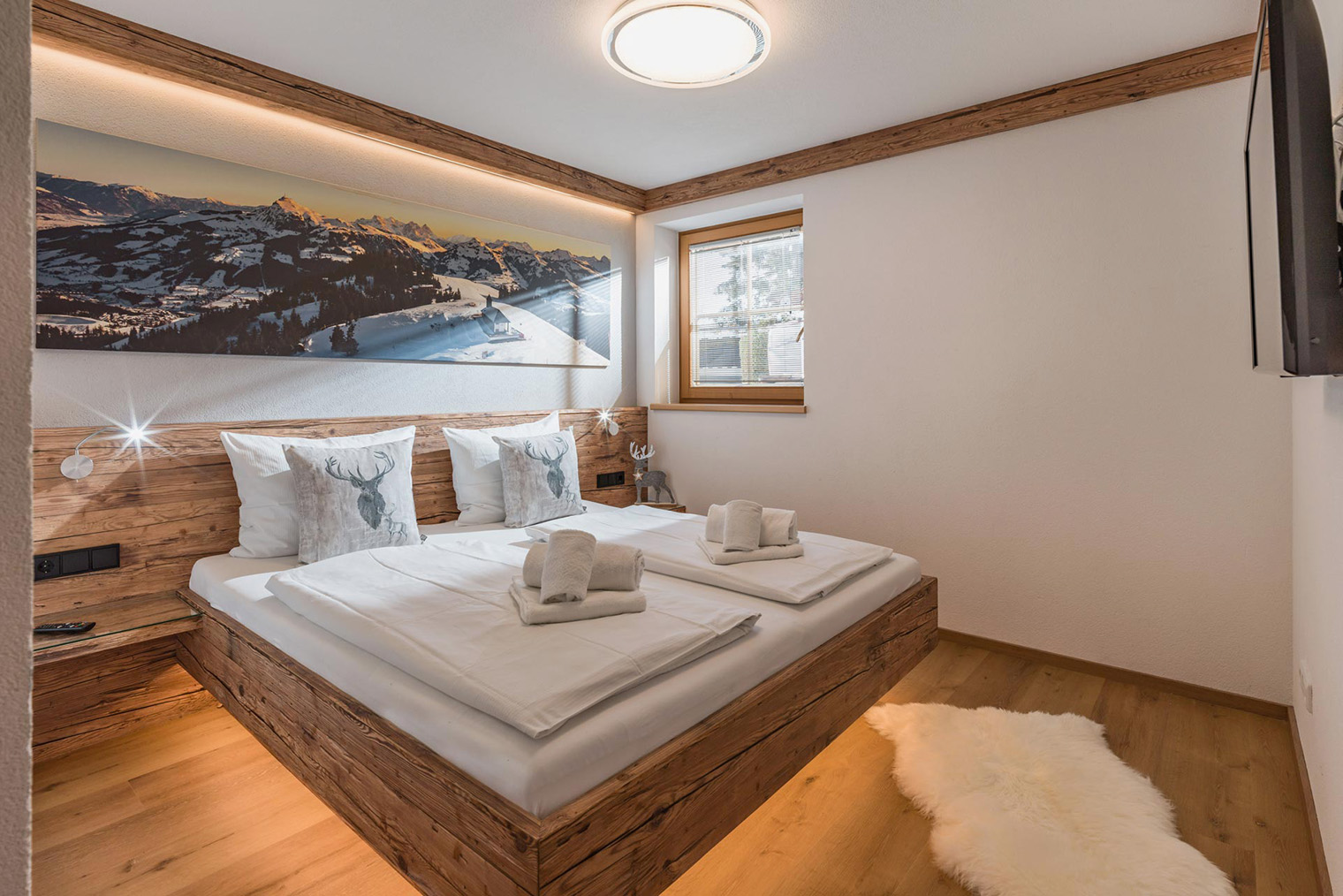 Так выглядят легкие трехслойные CLT-панели для декора — из них сделано основание кровати и изголовье. © stainer-sunwood.com