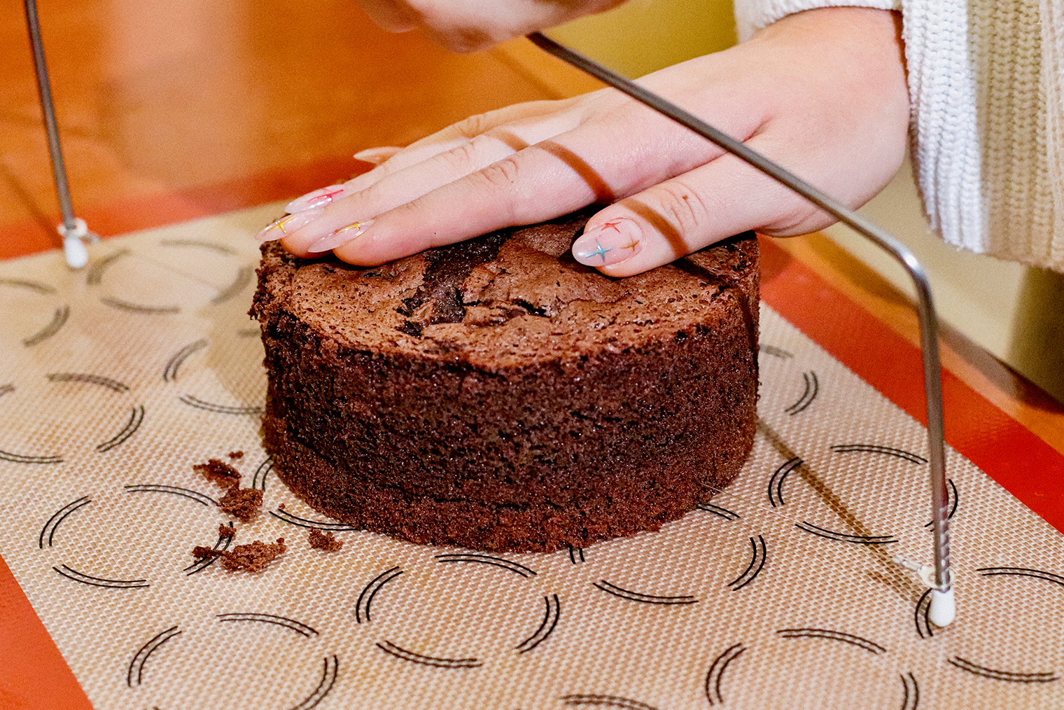 Следите за тем, чтобы ножки инструмента не отрывались от стола