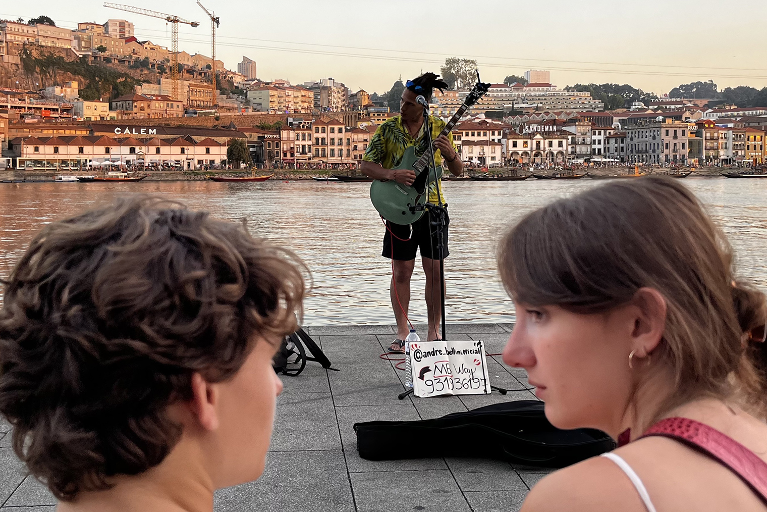 Уличный музыкант на набережной в Порту