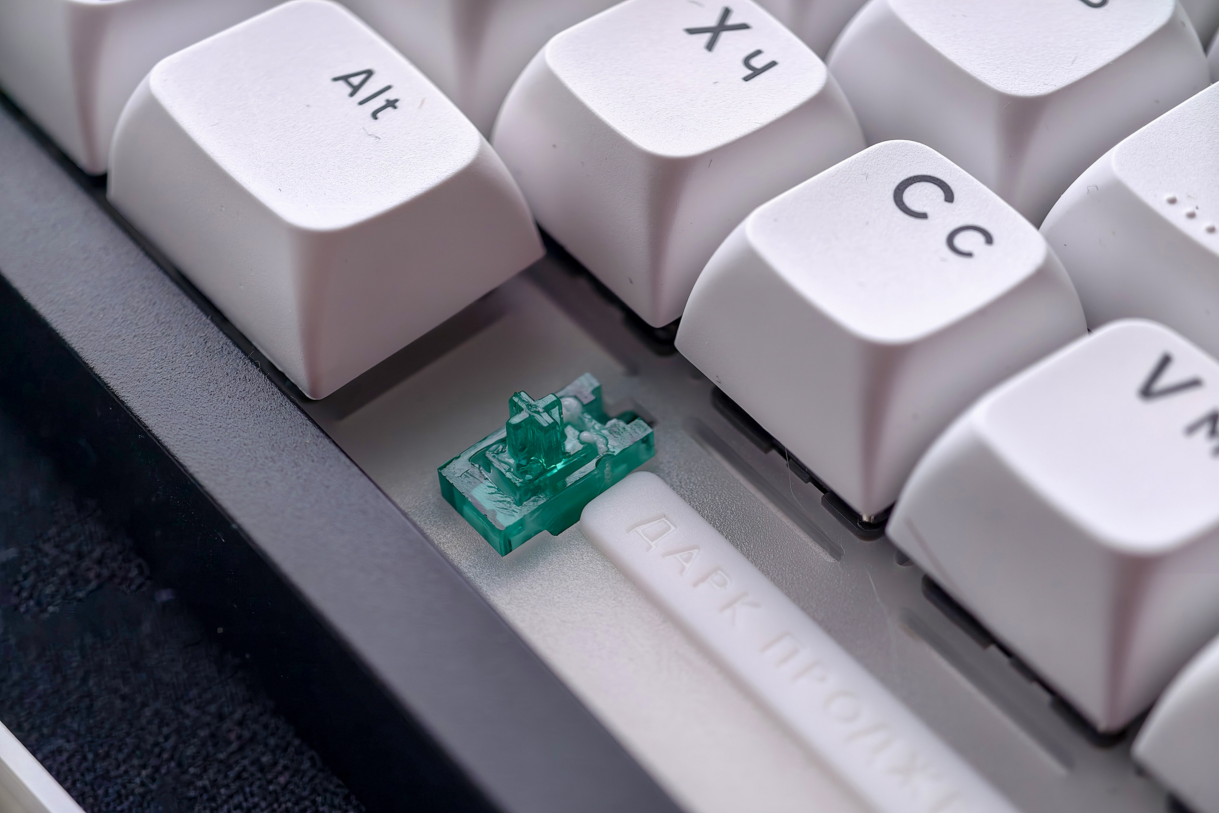 Стабилизаторы по краям длинных клавиш хорошо смазаны на заводе, поэтому они не трутся и не дребезжат при нажатии. Под пробелом дополнительно установлены силиконовые уплотнители