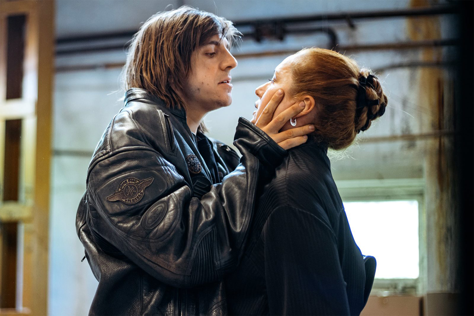 Новых героев вводят постепенно. Действительно важных новичков в первых эпизодах всего двое: упомянутая выше Вера и любовник Флоры Володя, которого сыграл Константин Плотников