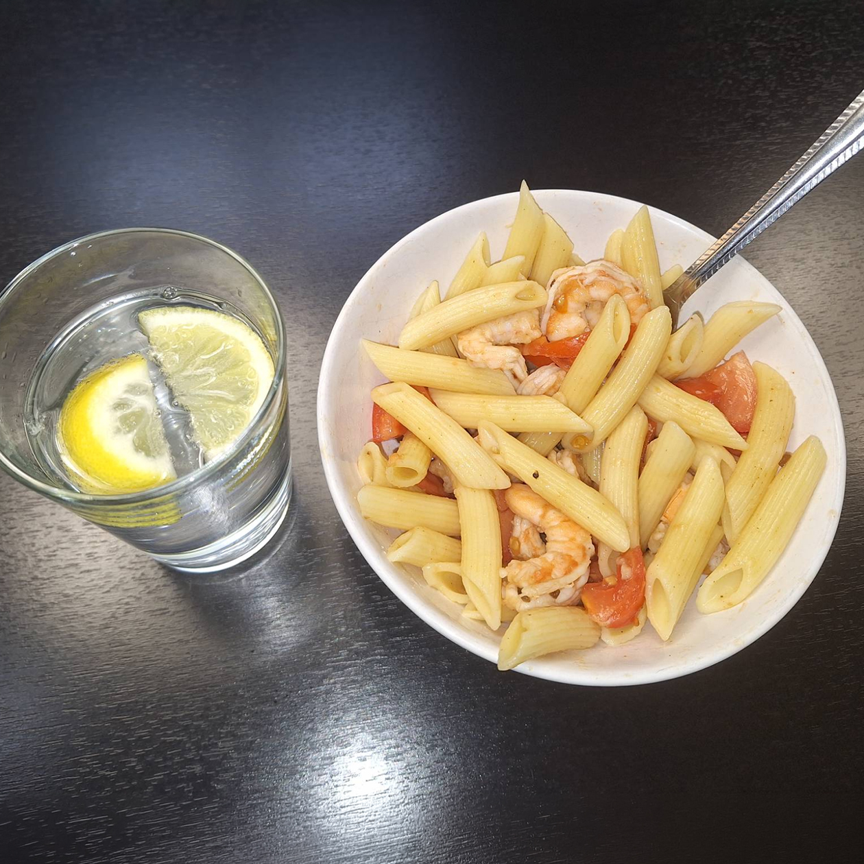 Получилось вкусно: пенне, креветки, обжаренные с чесноком, свежий помидор и смесь соевого соуса с каплей терияки и кунжутом. Только с чесноком немного переборщила. Заедаю виноградом в качестве десерта