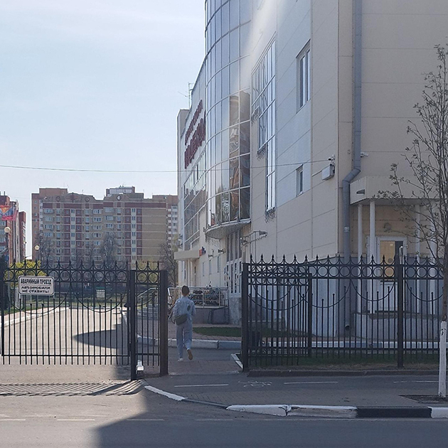 Пришли с дочкой в бассейн