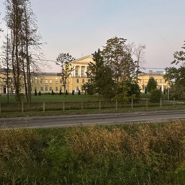 По дороге домой прохожу мимо такой красивой школы