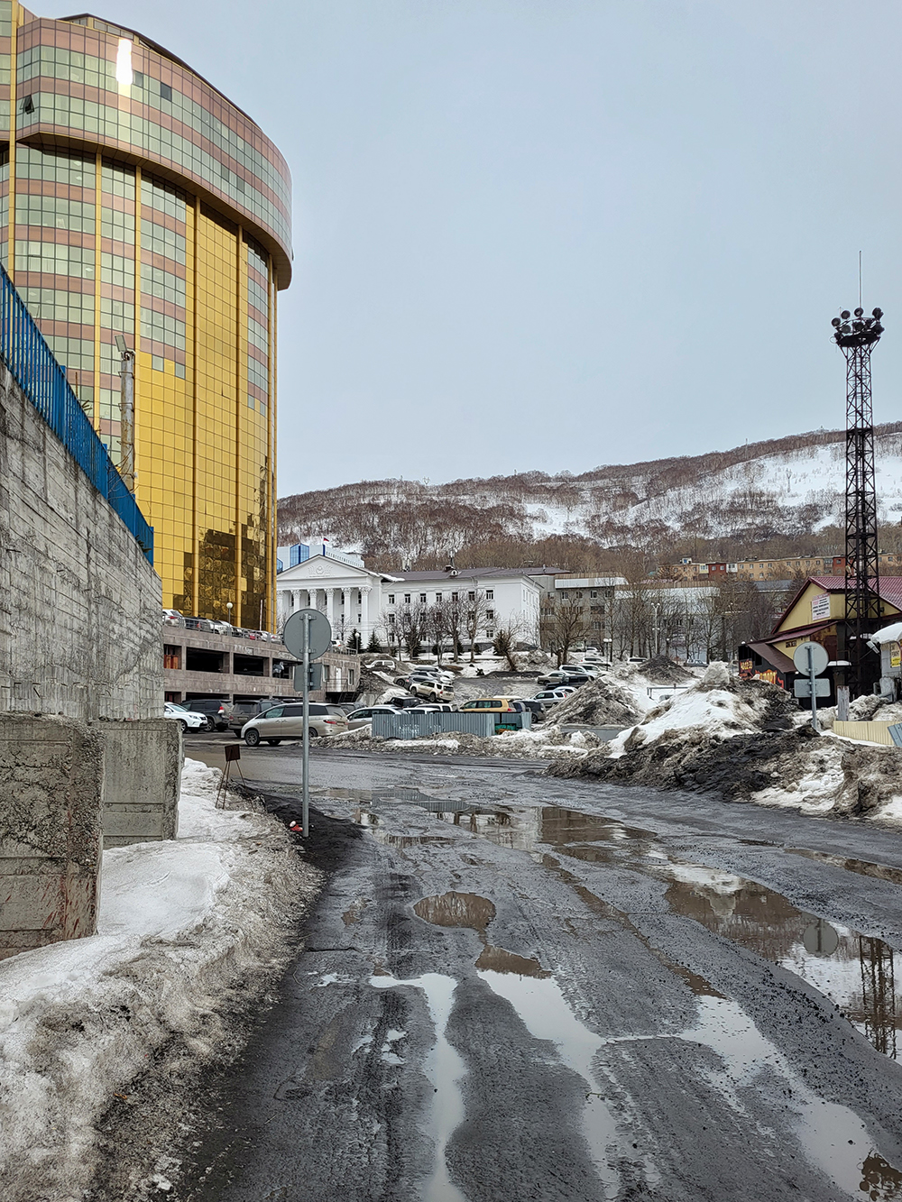 Центр города: в «золотой» высотке расположен офис ВТБ, за ним виднеется здание Камчатского краевого суда
