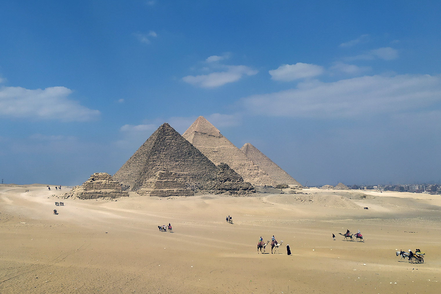 Слева направо — пирамиды Микерина, Хефрена, Хеопса. Это фото я сделал на возвышенности неподалеку от пирамиды Хеопса