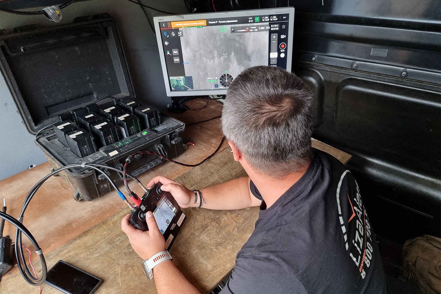 Во время этого полета сигнала со спутника не было — летел в ручном режиме и искал человека на экране