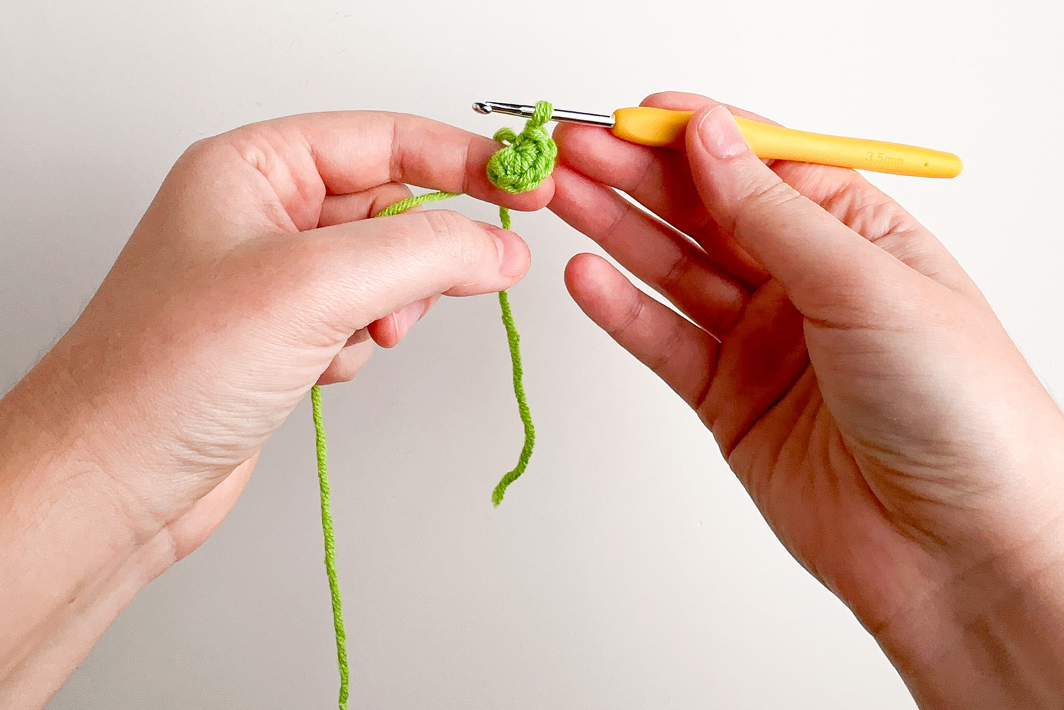 Ряд 1. Так выглядит первый ряд после того, как мы затянули кольцо амигуруми