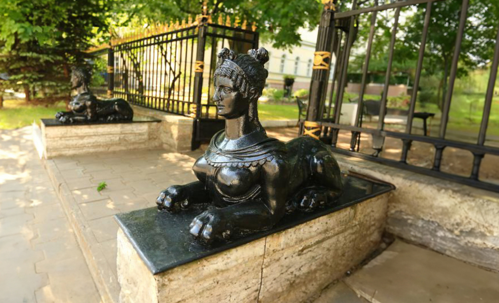 Сфинксы во дворе Горного института