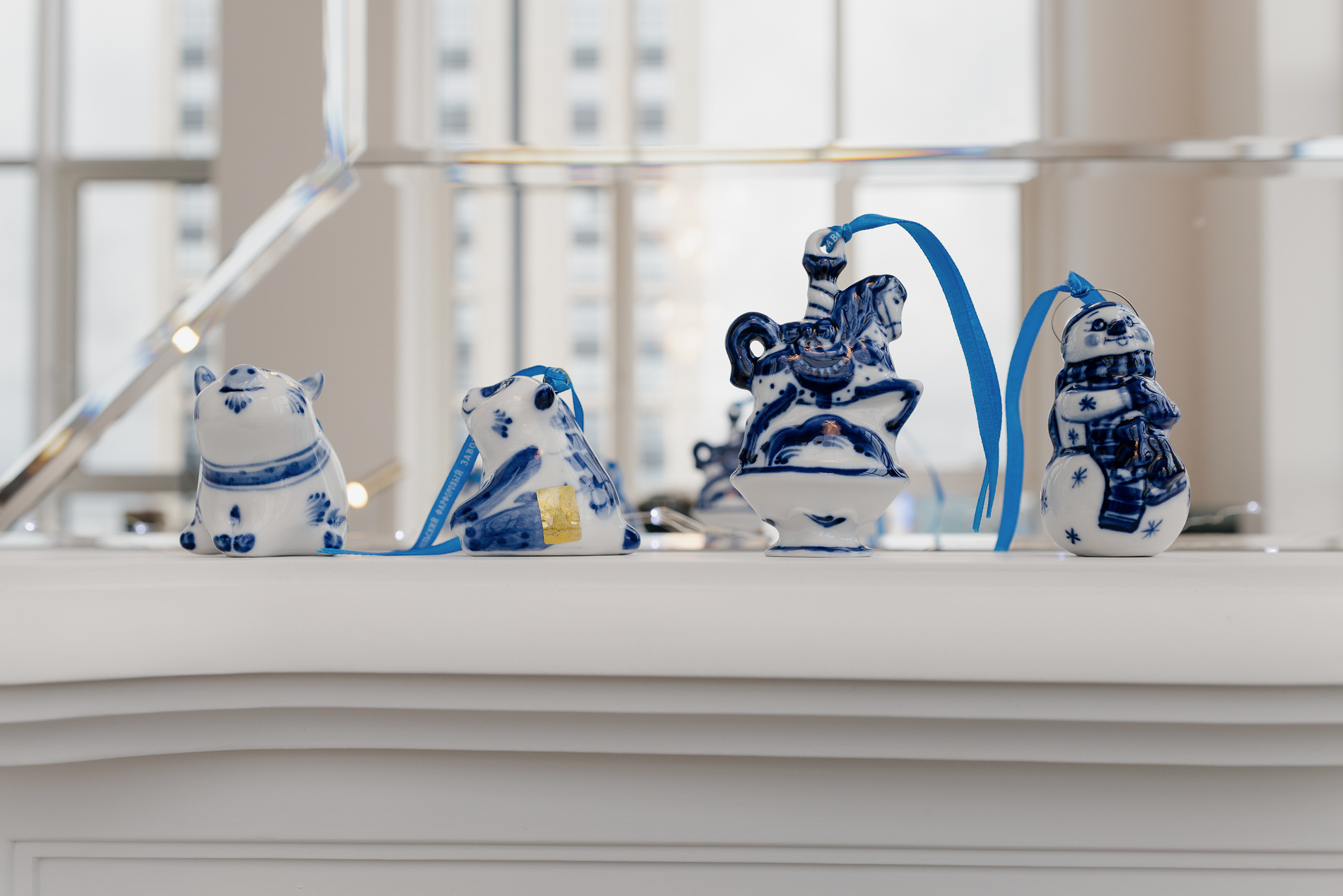 Фигурки выглядят как в детстве — одновременно наивные и очень стильные. Каждая идет с ленточкой для подвешивания