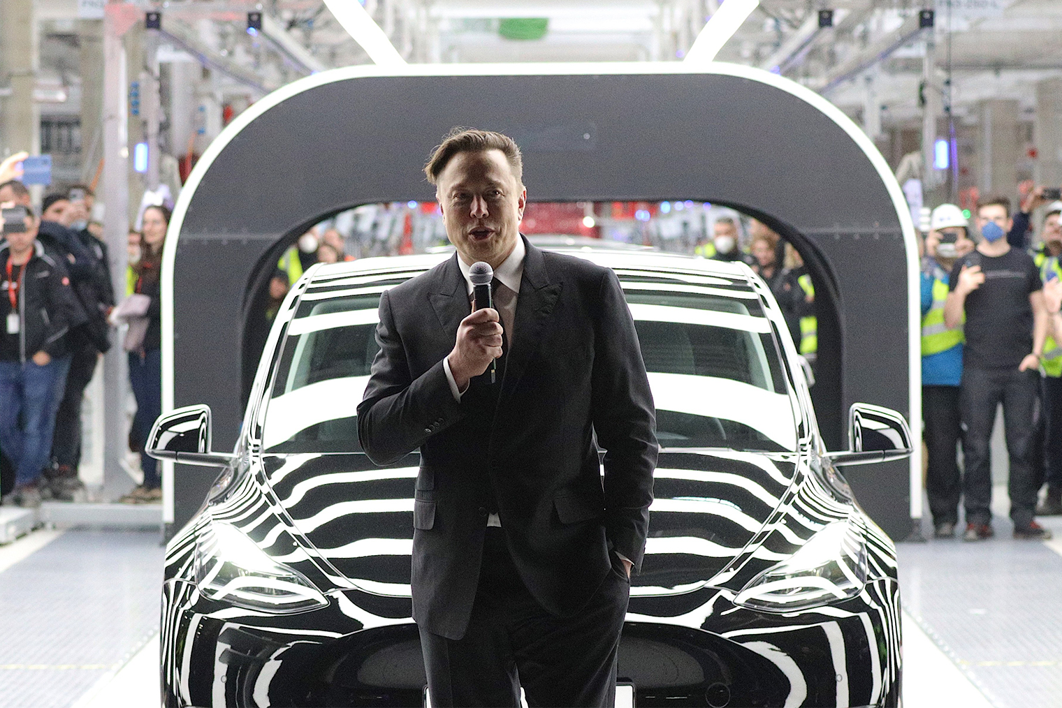 Илон Маск на открытии нового завода Tesla в немецком Грюнхайде, 2022 год. © Pool / Getty Images