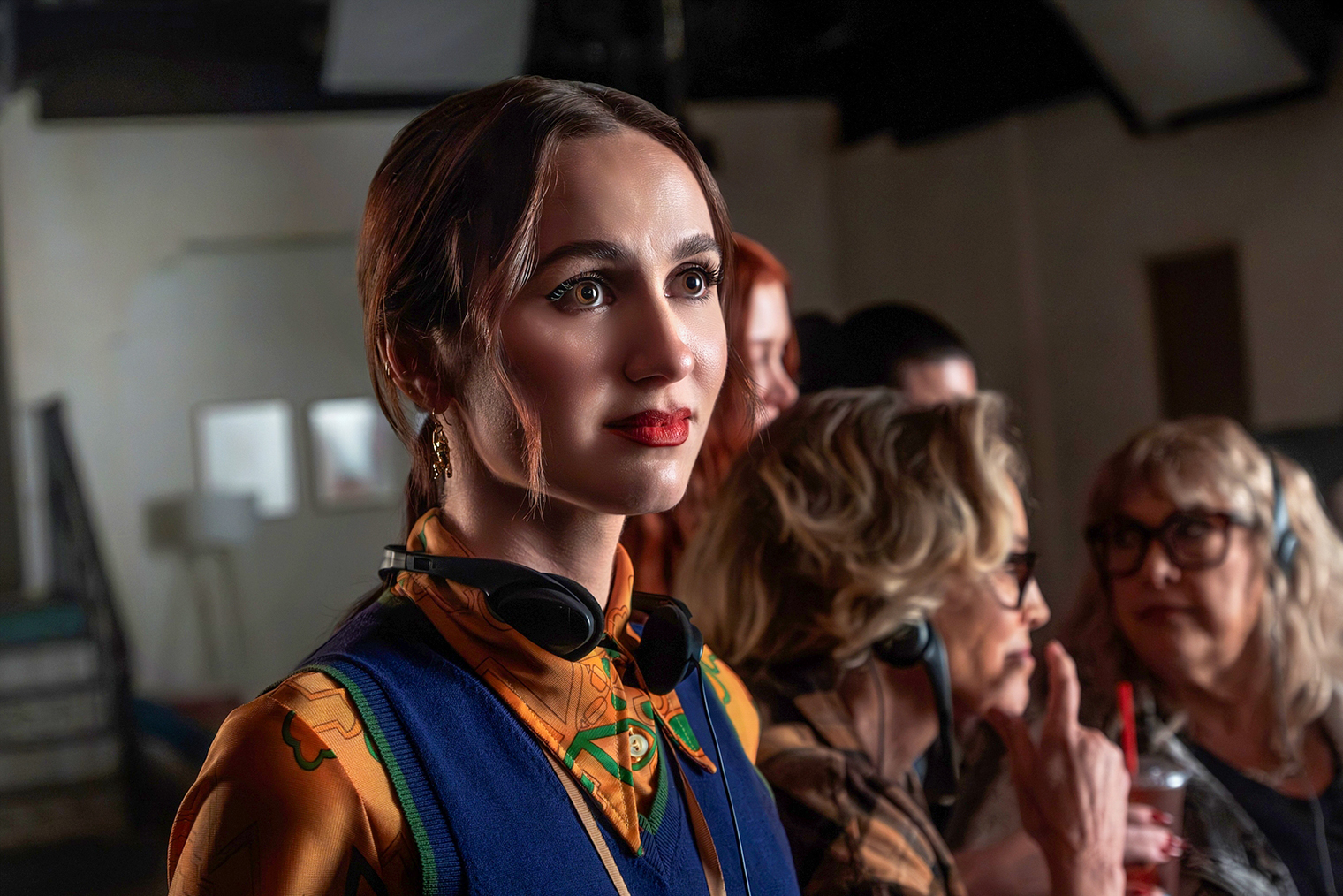 В первом эпизоде между героями мало взаимодействия. Но мы видим, что Ру и Лекси все еще общаются. Лекси переживает за подругу, хотя даже не знает, что та ввязалась в криминальные дела