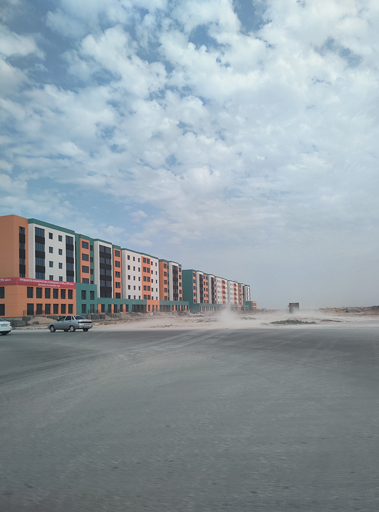 Современные дома новых микрорайонов с видом на конец города — дальше только голая пустынная степь и ветер