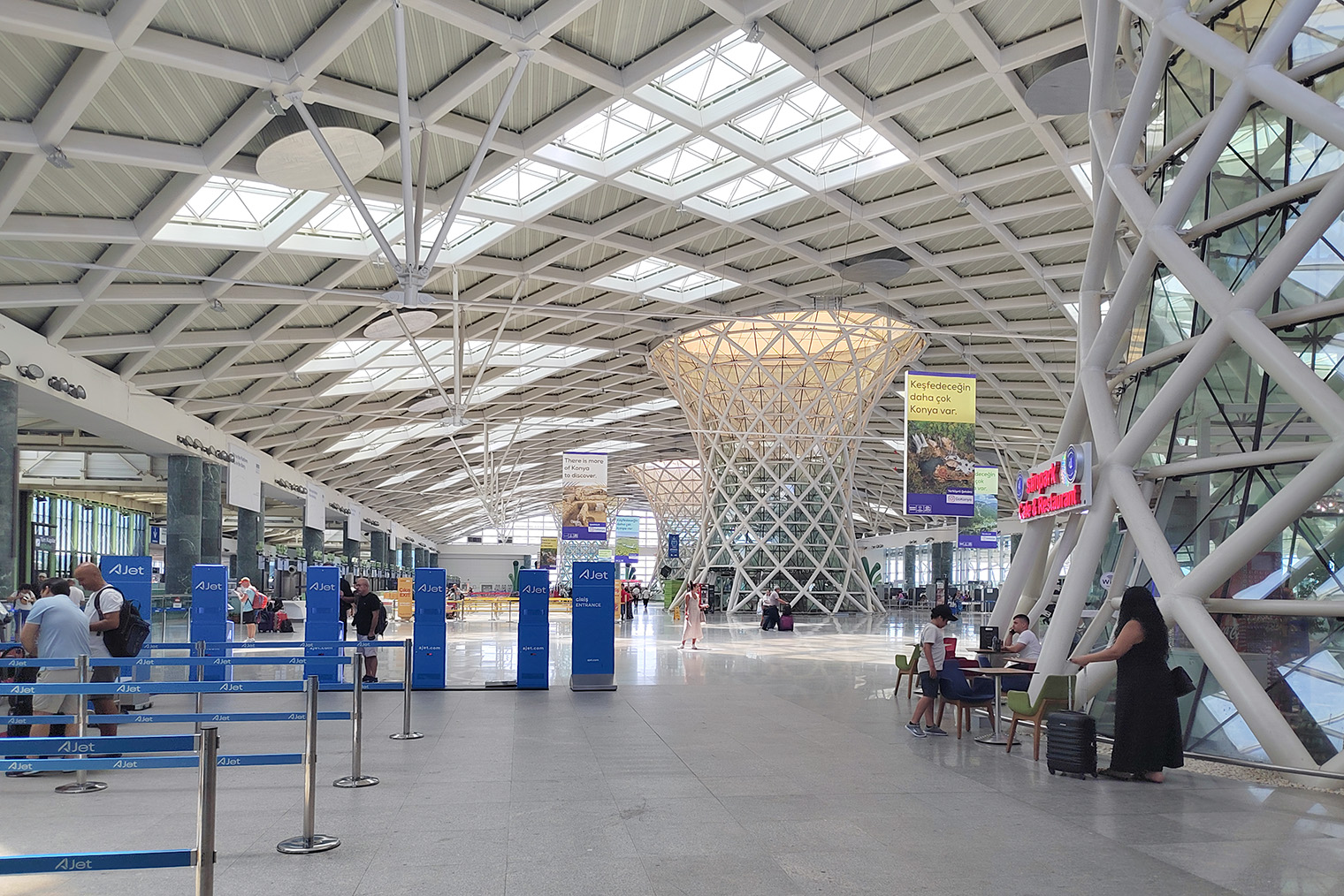 Аэропорт Измира довольно компактный по сравнению со стамбульскими, в нем удобно ориентироваться