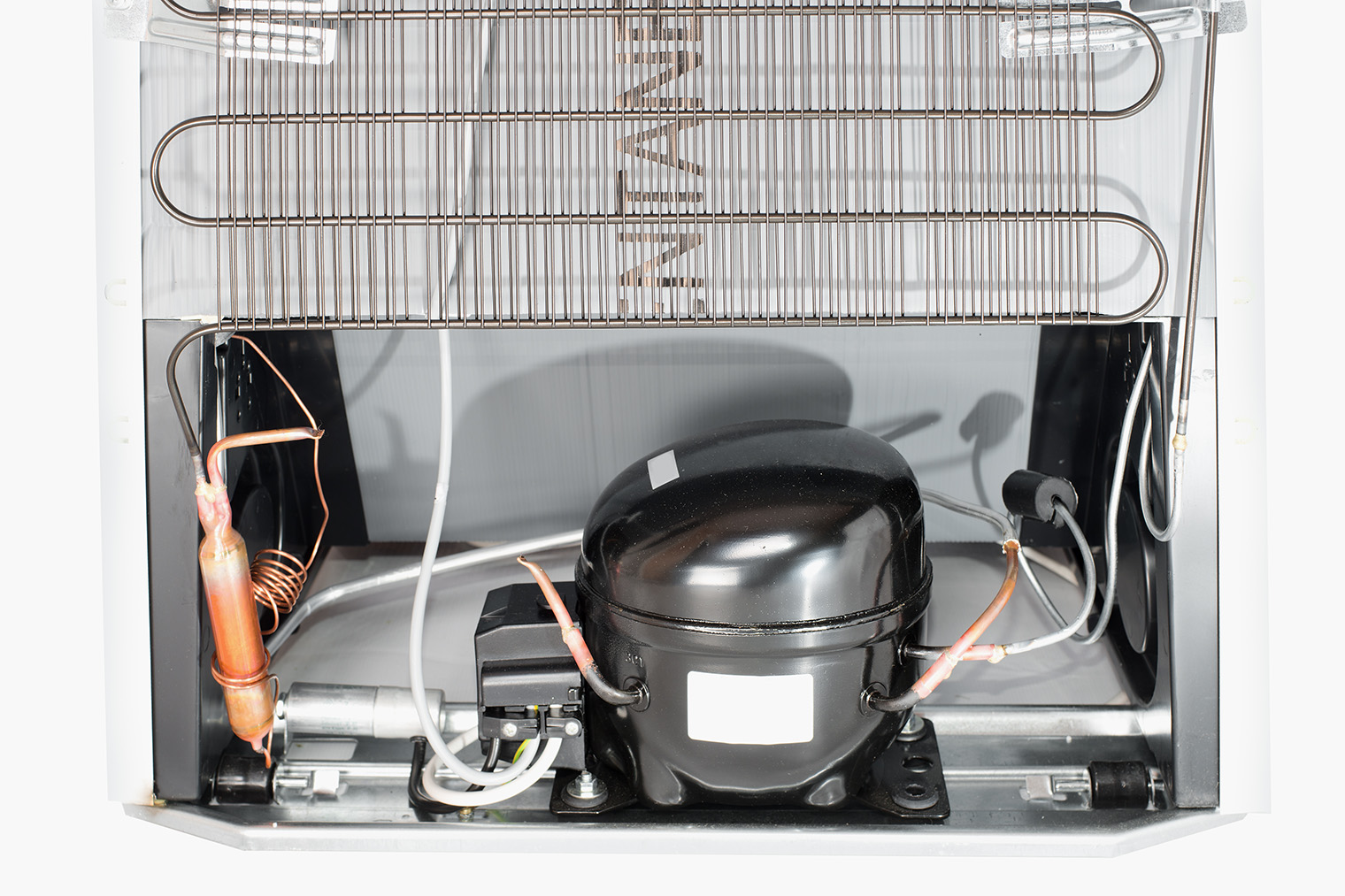 Компрессор — это черная коробочка с мотором внутри. За все время использования холодильника его можно так ни разу и не увидеть. Источник: yevgeniy11 / Shutterstock