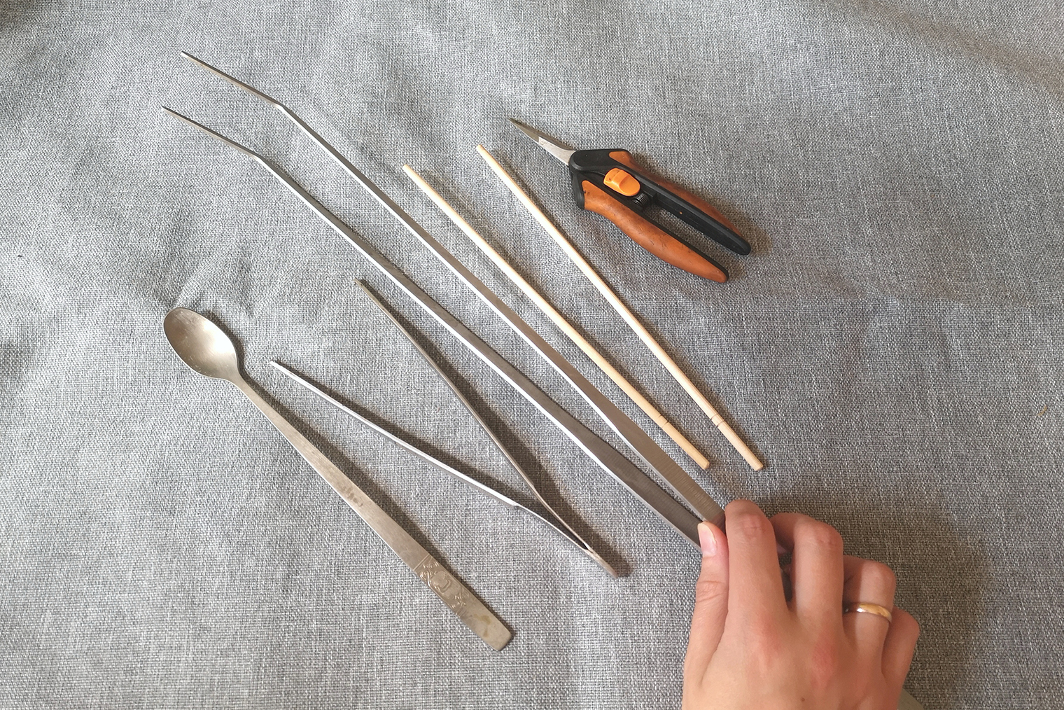 Для работы использую два вида пинцетов: длинный для нижних ярусов и короткий для верхних и мелких растений. Еще в моем наборе обычная ложка с длинной ручкой, садовые ножницы для стрижки, палочки для суши, которыми удобно сажать растения