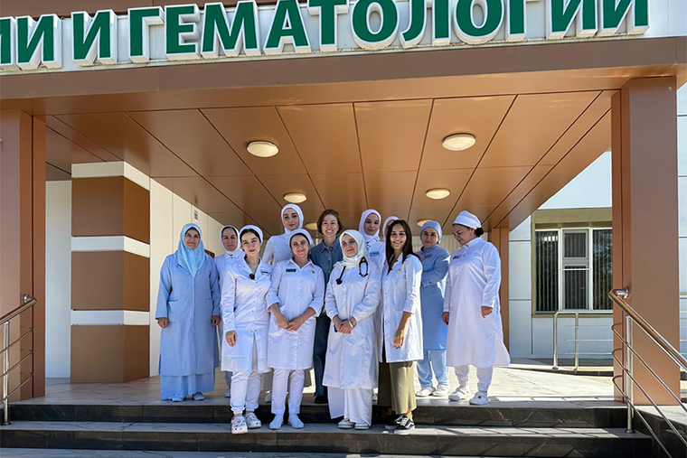 С сотрудниками детского отделения онкологии и гематологии при РДКБ им Е. П. Глинки в Грозном у нас сложились теплые и доверительные отношения. Молодые врачи с горящими глазами стремятся сделать все возможное, чтобы в их новом отделении дети могли получать всю необходимую помощь