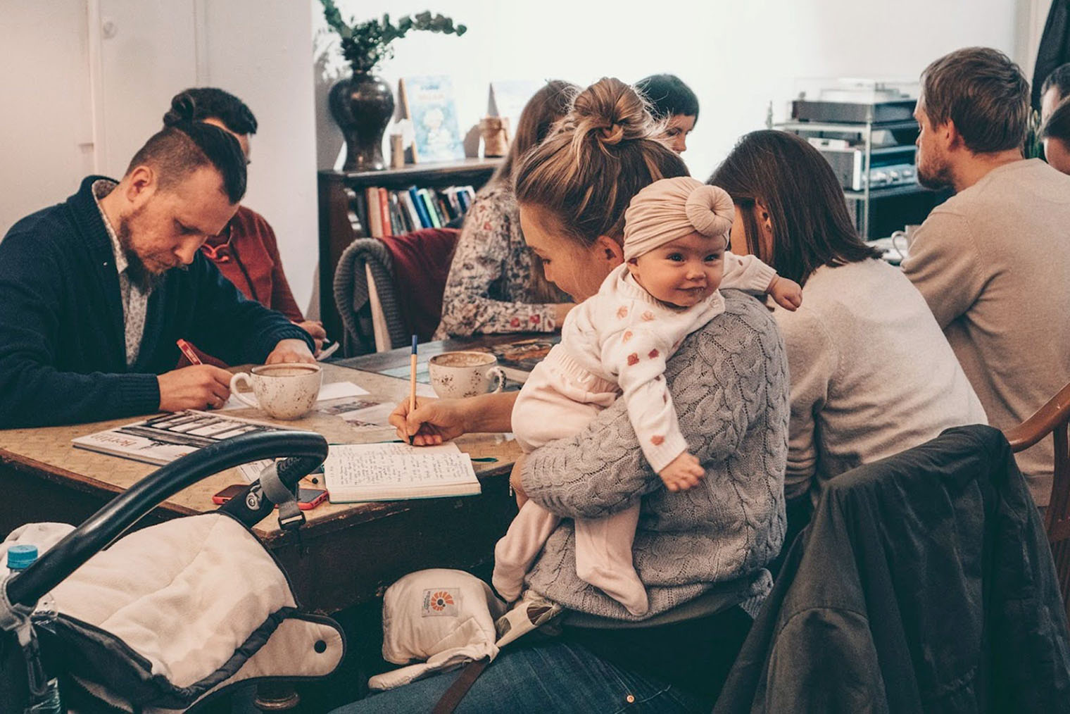 В выходные раз в две недели я проводила писательские завтраки. Мы делали письменные практики — упражнения на стыке психологии и литературы. Встречи стабильно посещали 5—10 человек на протяжении трех лет, многие участники подружились. Не в каждом городе есть такая большая российская диаспора, но в Берлине собрать мероприятие для русскоговорящих людей оказалось просто