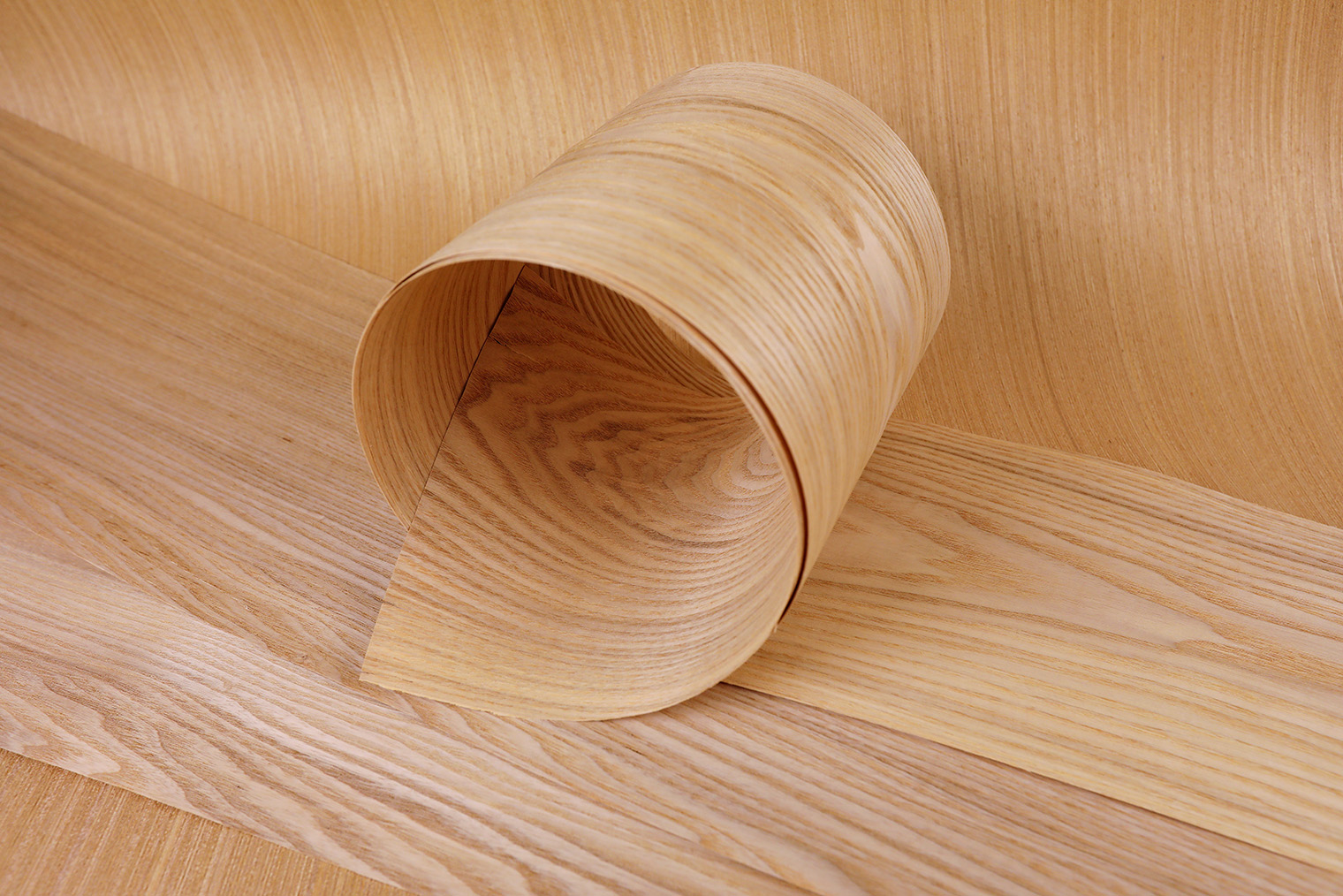 Шпон — тонкая полоска древесины, которой облицовывают изделия из других материалов. Фотография: Sergey Usinkov / Shutterstock