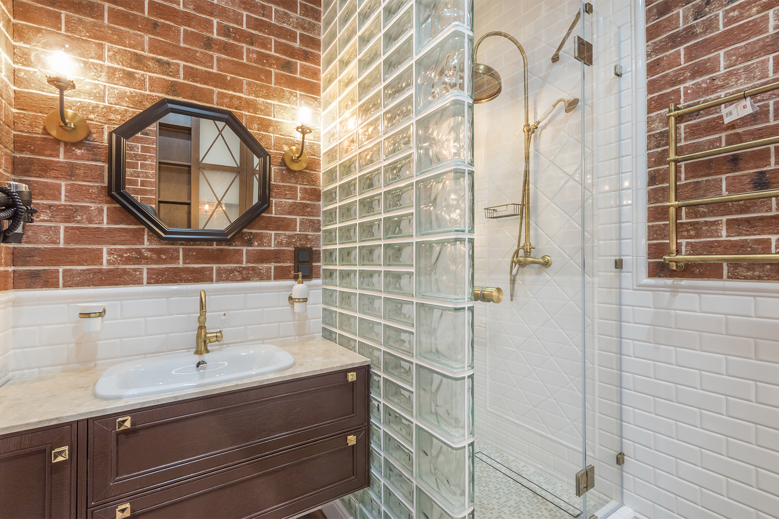 Перегородкой из стеклоблоков можно отделить душевую от ванной комнаты. Фотография: Alhim / Shutterstock / FOTODOM