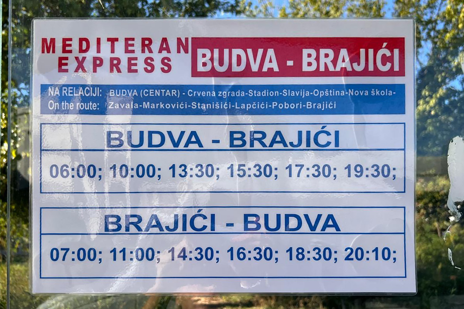 Так выглядит расписание на остановках