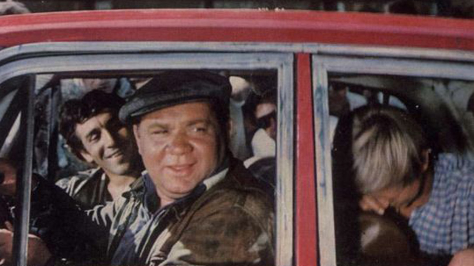 Это редкий советский фильм, в котором диалоги внутри автомобилей снимали действительно во время движения, а не раскачивая машину в студии. Кадр: «Ленфильм»