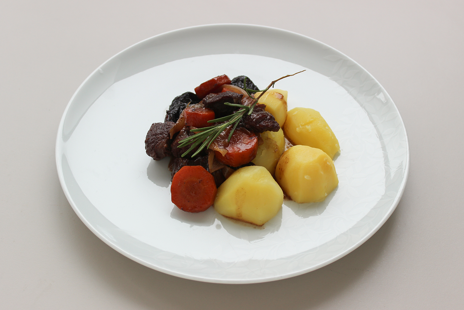 Готовая говядина с черносливом