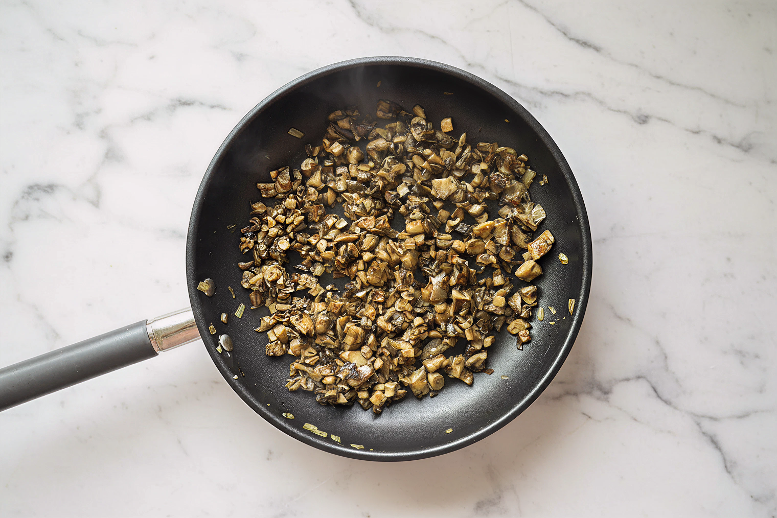 Чтобы вкус блюда был насыщенным, важно как следует поджарить грибы