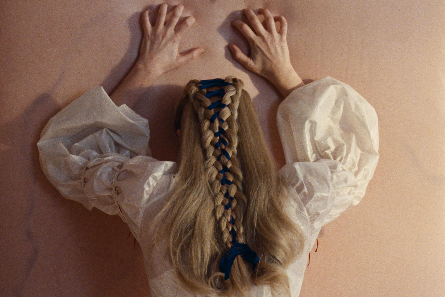 Для создания обоев в спальне Кэтрин дизайнеры сделали сканы кожи Марго Робби, напечатали их на ткани, а затем покрыли латексом. © Warner Bros.