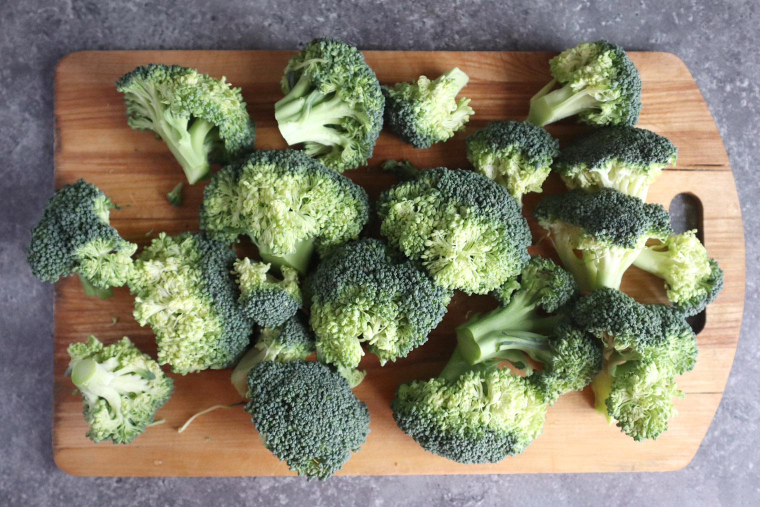 Шаг 1. Разделите кочан брокколи на соцветия
