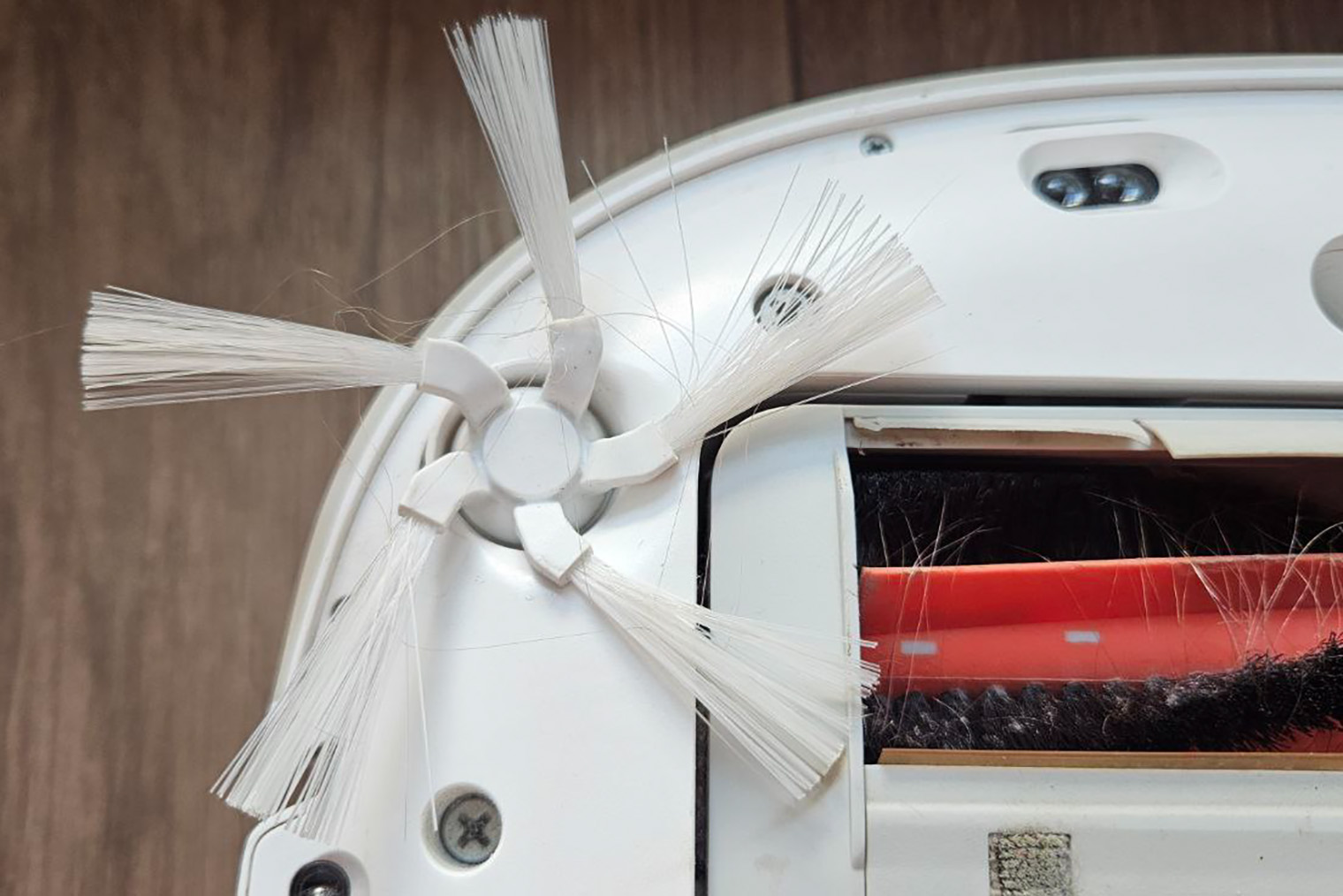 Если щетинки погнулись и торчат в разные стороны, боковая щетка начинает работать хуже, даже когда выглядит еще не так плохо