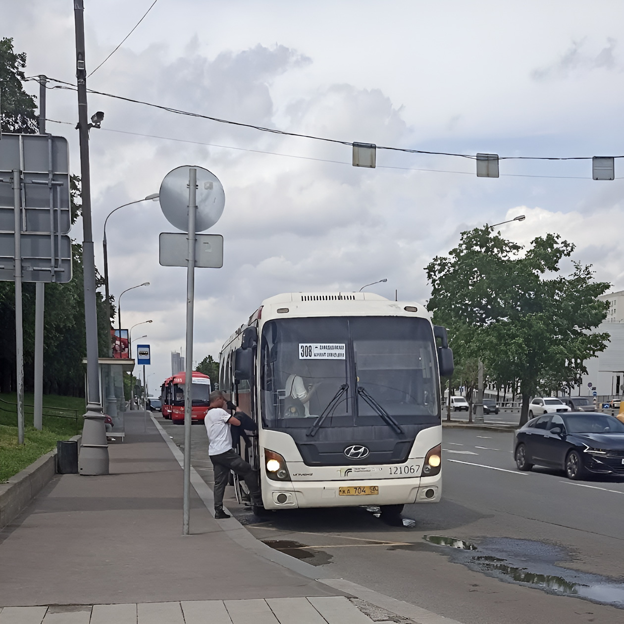 Остановка автобуса № 308 находится на выходе из метро «Домодедовская»
